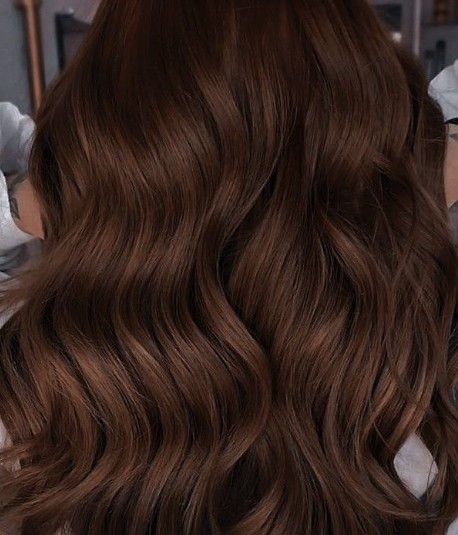 Warm chocolate hair trend winter 2025